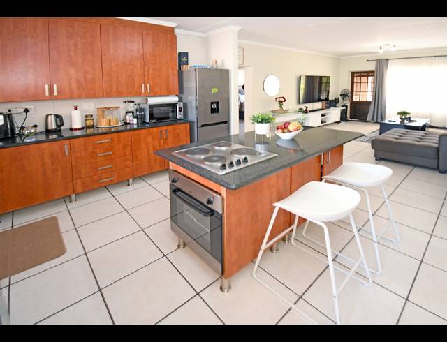 2 BEDROOM APARTMENT FOR SALE IN SUNNINGHILL